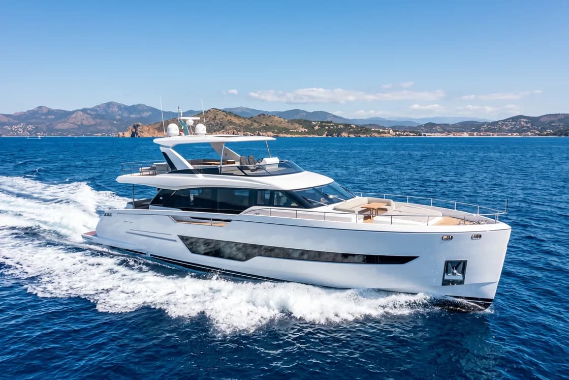 Biela flybridge motorová jachta v plavbe na otvorenom mori.